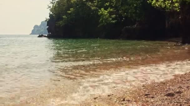 Mariée caucasienne dans long marié Courir dans la mer Azur — Video