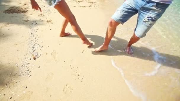 Meisje Guy voeten blootsvoets tekenen hart op zand strand bij Wave rand — Stockvideo