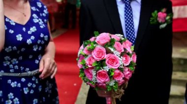 Pembe gül buketi düğün damat tutar