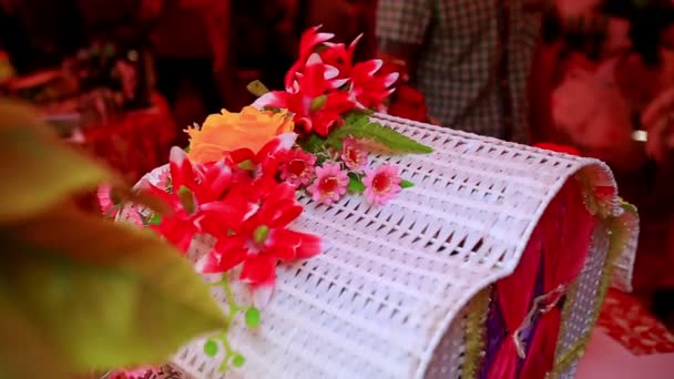 La gente pone regalos de dinero en una caja especial en la fiesta de bodas — Vídeo de stock