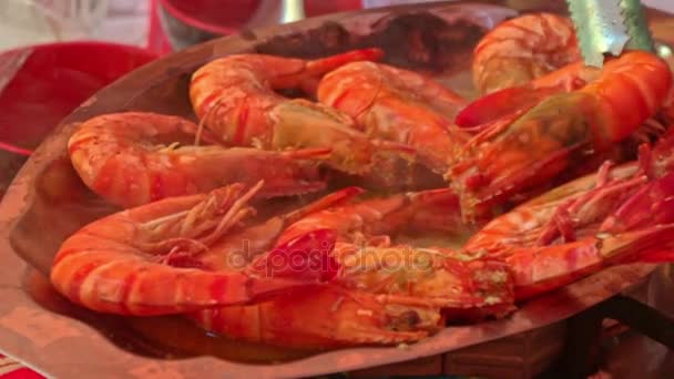 Camarones rojos de cerca fritos en aceite caliente en una sartén grande — Vídeo de stock