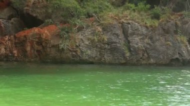 Küçük dağ nehir taşları arasında 