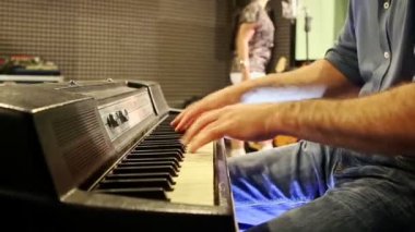 Prova Studio adlı piyano kız söylüyor closeup adam çalış