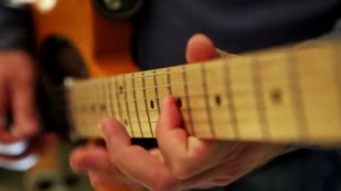 Gitar boyun Studio üzerinden parmak portre adam çalışır