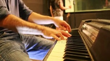 Prova Studio adlı piyano kız söylüyor adam çalış