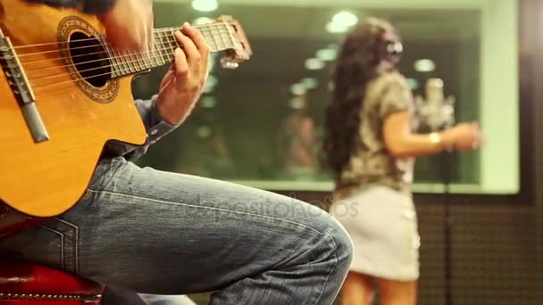 Primer plano chico juega guitarra chica canta en ensayo en estudio — Vídeos de Stock