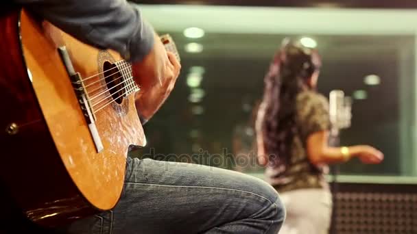 Closeup Guy toca guitarra menina canta no ensaio no estúdio — Vídeo de Stock