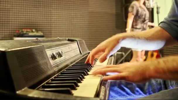 Хлопець грає на піаніно Дівчина співає на репетиції в студії — стокове відео