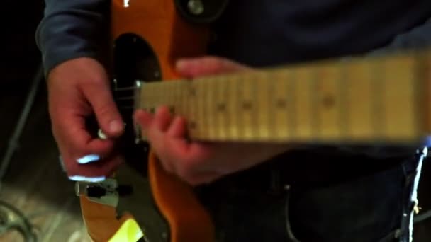 Primer plano Guy toca la guitarra en el ensayo en el estudio — Vídeos de Stock