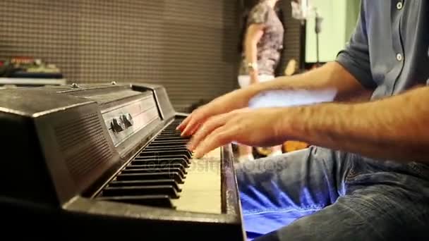 Κοντινό πλάνο τύπος παίζει πιάνο κορίτσι τραγουδά στην πρόβα σε στούντιο — Αρχείο Βίντεο
