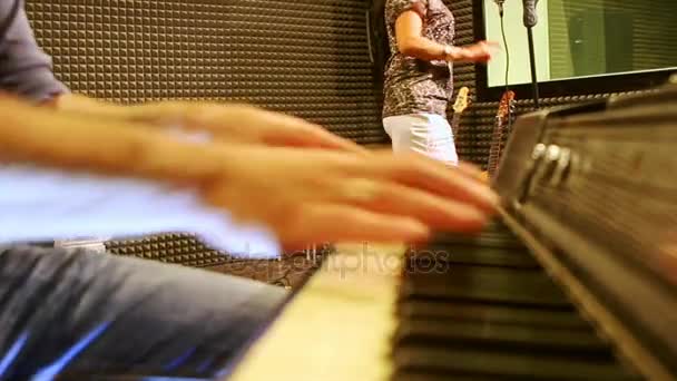 Gros plan Guy joue Piano Girl chante à la répétition en studio — Video