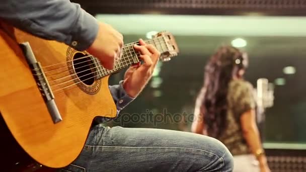 Closeup Guy toca guitarra menina canta no ensaio no estúdio — Vídeo de Stock