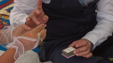 Gelin Damat parmağında yüzük koyar