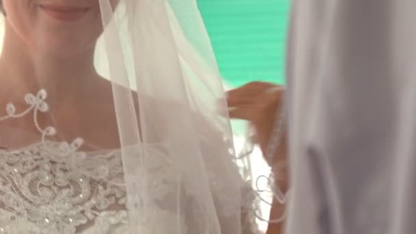 Sposa in abito di pizzo bianco — Video Stock