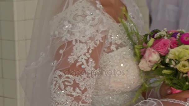 Vestido de encaje blanco en la novia — Vídeos de Stock