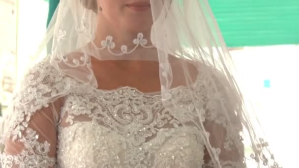 Mariée caucasienne en dentelle robe — Video