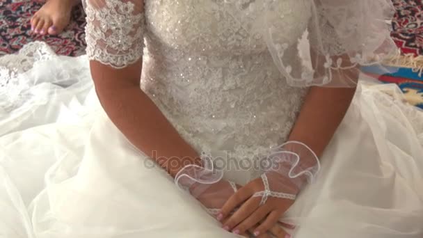 Sposa in bianco sotto il velo — Video Stock