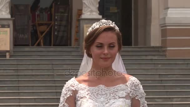 Невеста крупным планом в длинном платье — стоковое видео