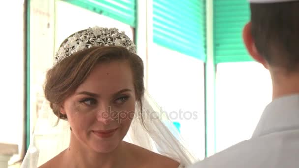 Невеста в кружевном платье — стоковое видео