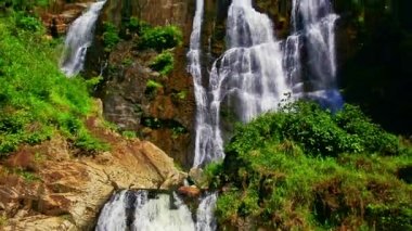 Şelale orman kayalık tepeler arasında