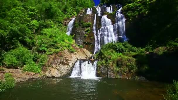 Wasserfall zwischen bewaldeten felsigen Hügeln — Stockvideo