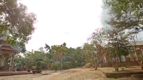 Caméra se déplace autour du petit temple bouddhiste — Video