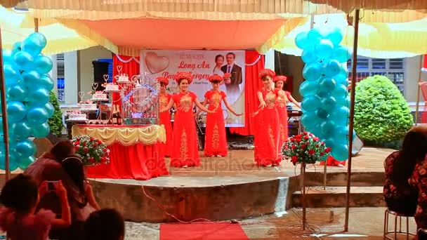 Anfitriãs vietnamitas em vestidos nacionais de dança — Vídeo de Stock
