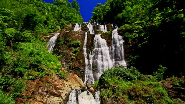 Schuimend berg waterval trapsgewijs — Stockvideo