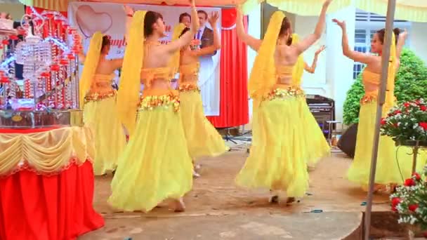 Vietnamesische Mädchen tanzen auf der Bühne — Stockvideo