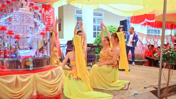 Вьетнамские девушки танцуют на сцене — стоковое видео