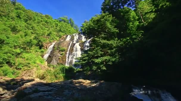 泡沫的山区河流瀑布级联 — 图库视频影像