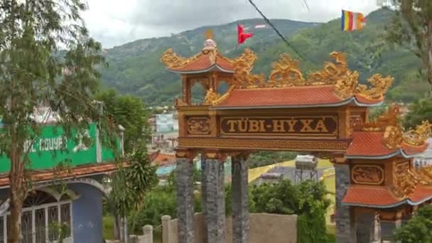 Exit gate av buddhistiska tempel — Stockvideo