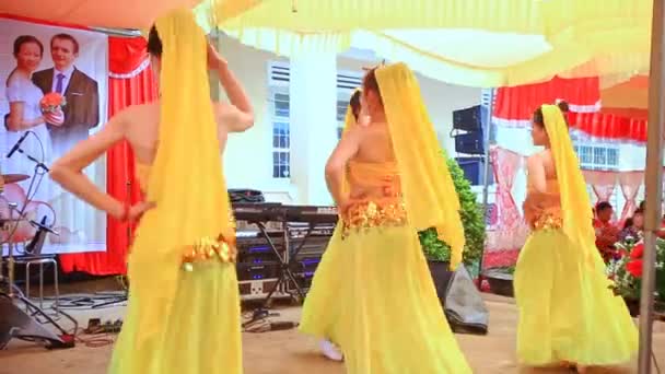 Vietnamesiska flickor Dans på scenen — Stockvideo
