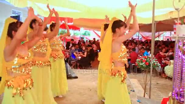 Meninas vietnamitas dançam no palco — Vídeo de Stock