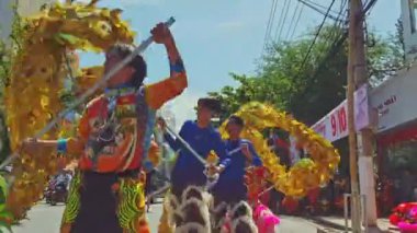 Çocuklar dans uzun sarı Vietnamca ejderha ile