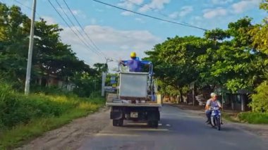 Yol sokak tamir aracı sepet içinde adamla