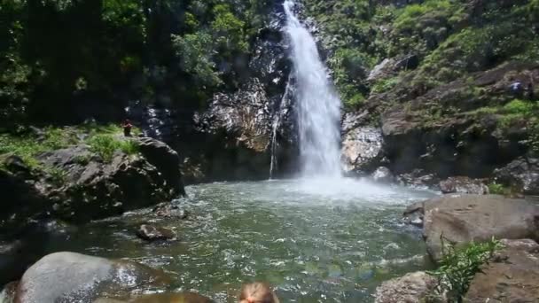 Mother holds little daughter swimming in lake — Stock Video