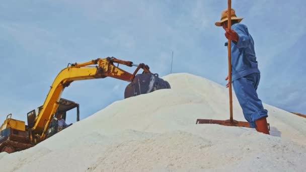 挖掘机操作在盐堆上 — 图库视频影像