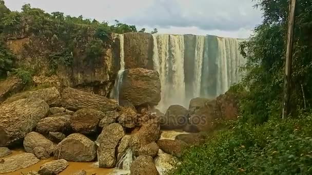 Krachtige waterval trapsgewijs in Vietnam — Stockvideo