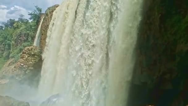Poderosa cachoeira no parque nacional tropical — Vídeo de Stock