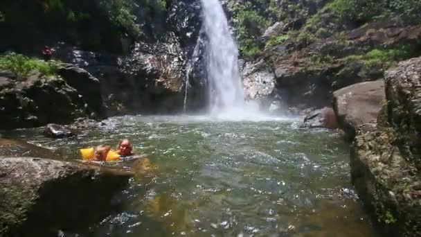 Mother holds little daughter swimming in lake — Stock Video