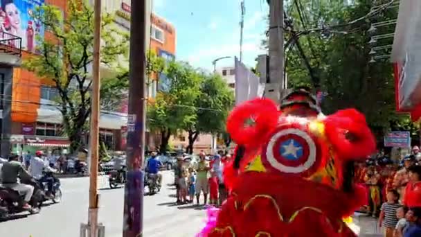 Les gars dansent avec un long dragon vietnamien jaune — Video