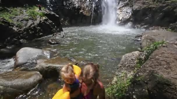 Anne taşıyan küçük sarışın kız — Stok video