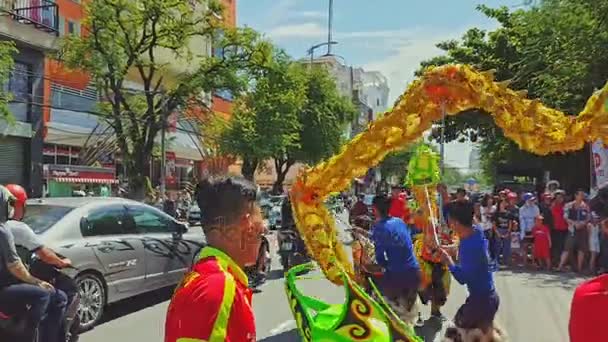 Çocuklar dans uzun sarı Vietnamca ejderha ile — Stok video