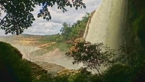 Poderosa cachoeira no parque nacional tropical — Vídeo de Stock