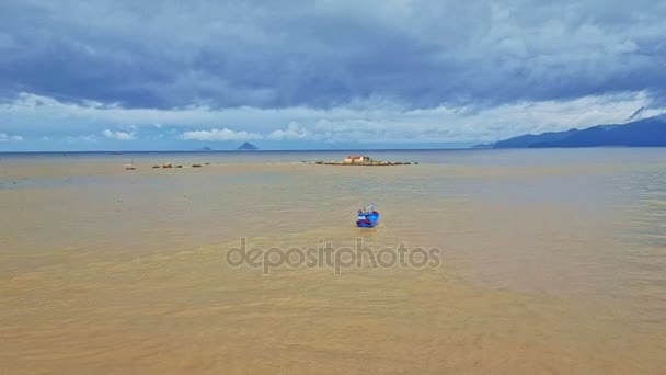 Mar tropical con barco contra cielo azul — Vídeos de Stock