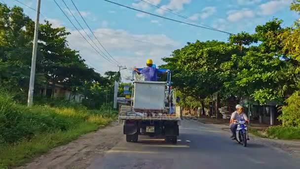 Silniční vozidlo ulice zašívání s mužem v košíku — Stock video