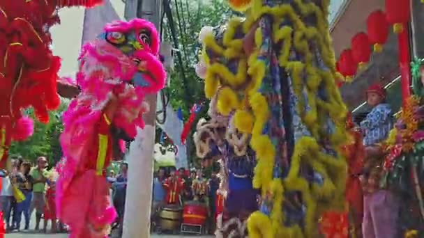 Chicos bailan con dragón vietnamita amarillo largo — Vídeos de Stock