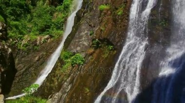 Şelale orman kayalık tepeler arasında