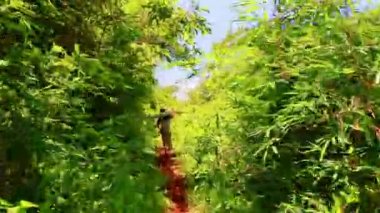 Erkekler taşıdığı ahşap omuz üzerine